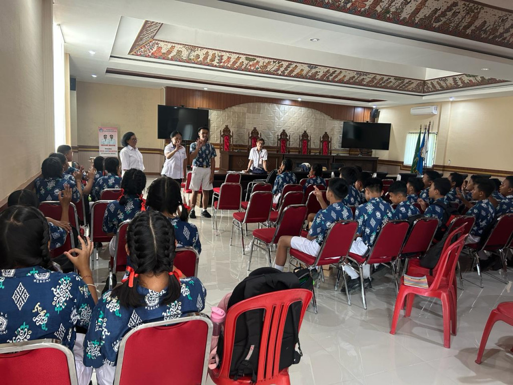 BERLANGSUNG KEGIATAN PEMBINAAN DUTA GENRE ANAK ANAK REMAJA DESA MENGWITANI DAN DILANJUTKAN DENGAN BINA KELUARGA REMAJA DAN POSYANDU UKUR TINGGI BADAN LILA LEGAN DAN CEK TENSI